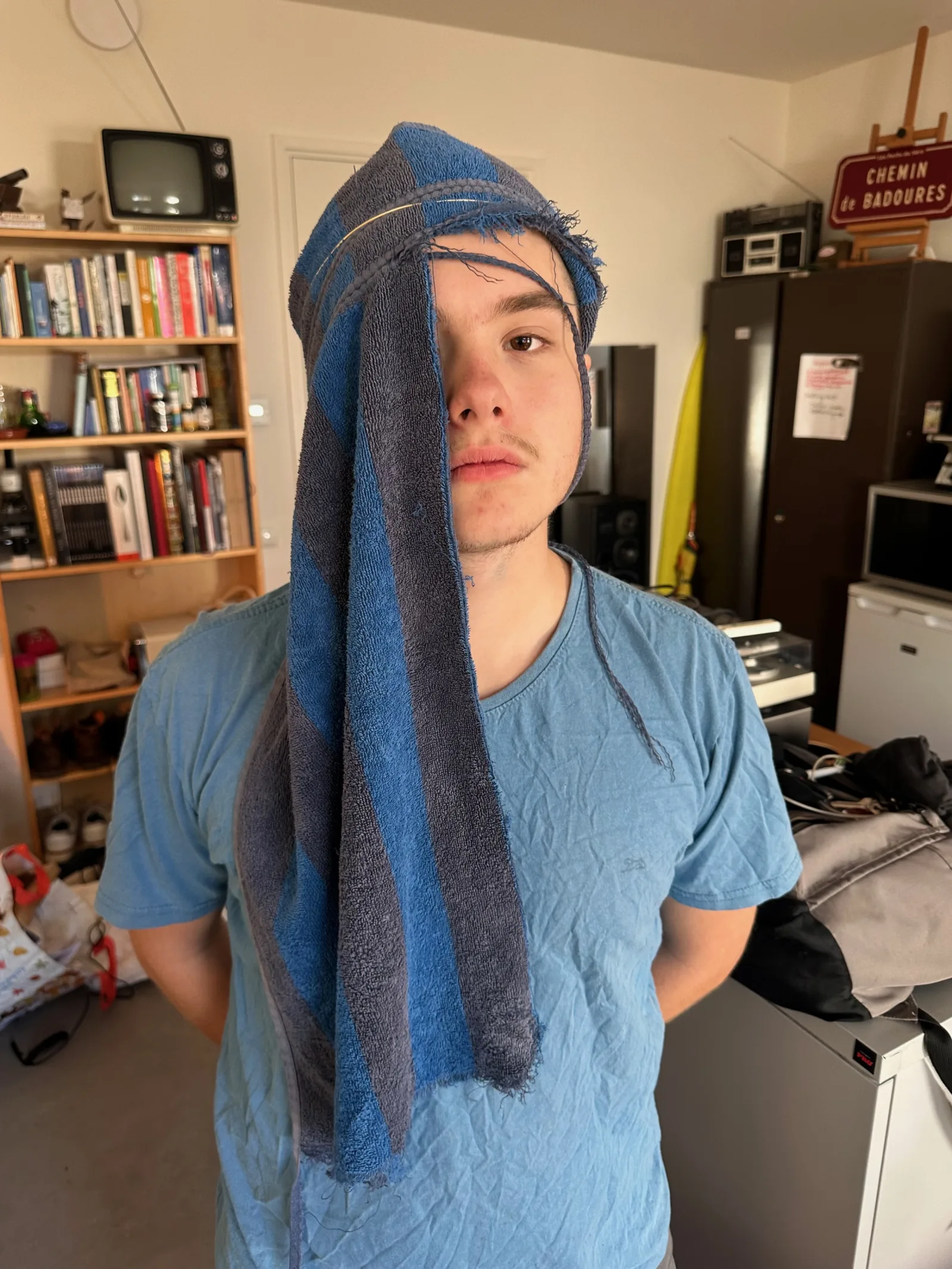 Handdoek en band, als hoofddeksel gedragen.